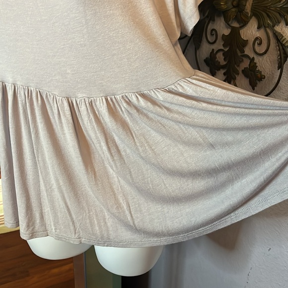 Ginger G Grey Peplum Top  short sleeve knit Size S - Picture 3 of 5